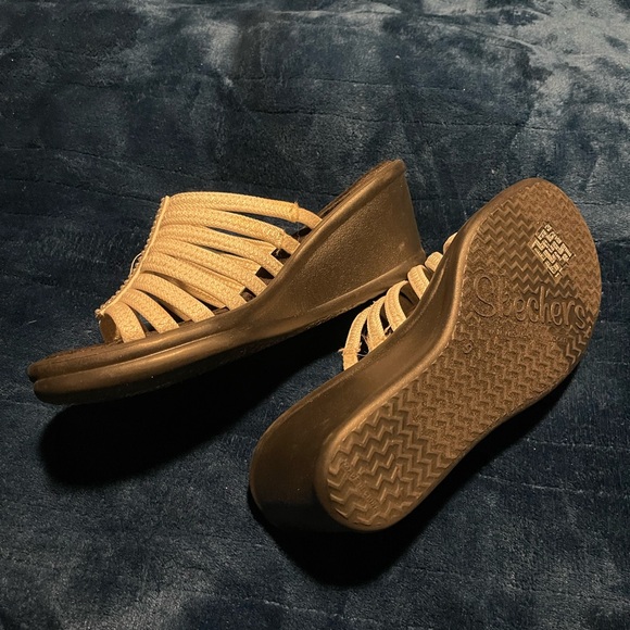 Size 9 schechrrs white slippers - Picture 3 of 3